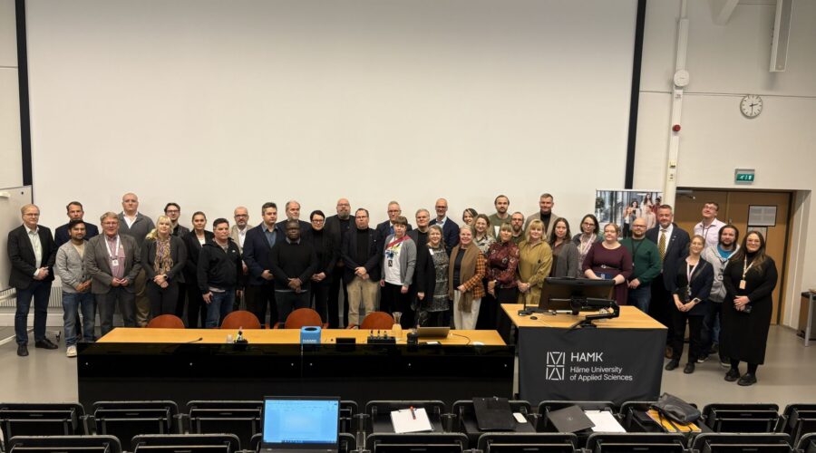 ihmisiä rivissä, luokkatila