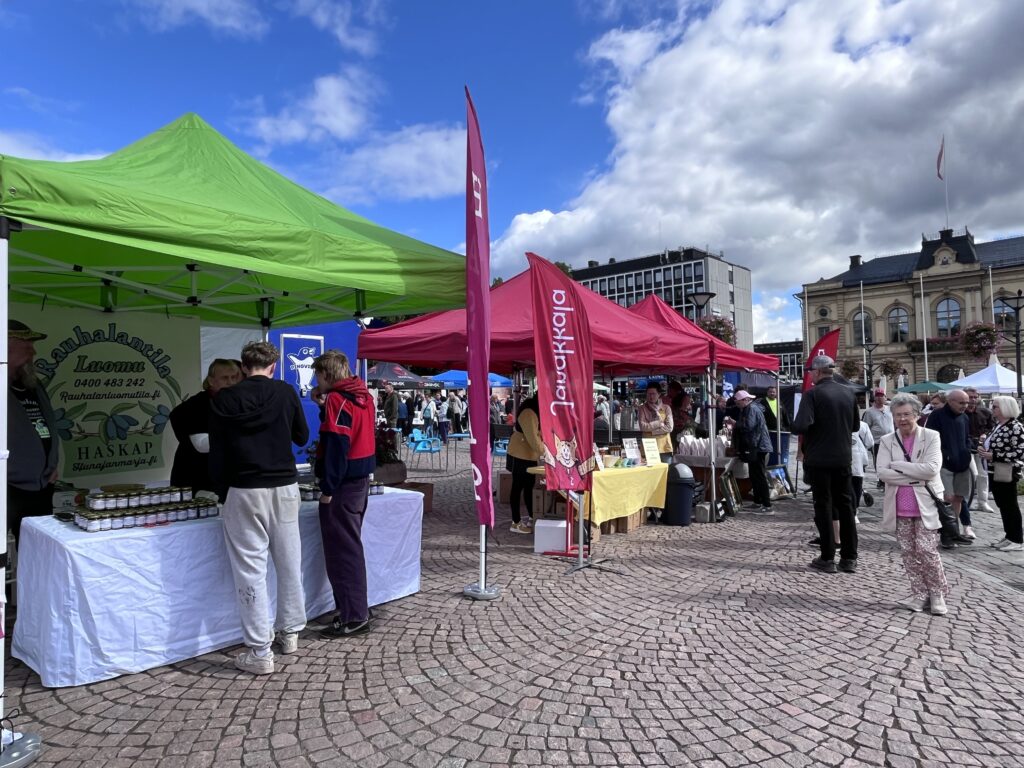 Herkkujen Häme tapahtuma Hämeenlinnan torilla