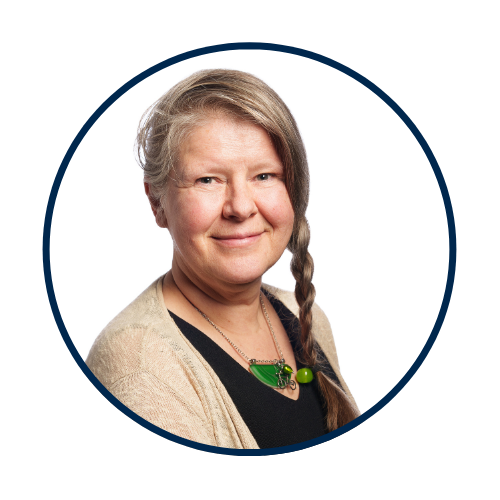 nainen, hymyilee, into piukeena blogin kirjoittaja