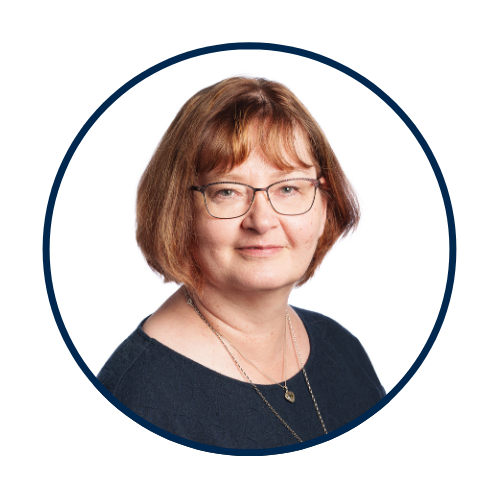 nainen, hymyilee, into piukeena blogin kirjoittaja