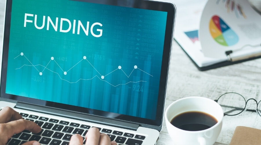 rahoitus, tietokone, kahvikuppi, silmälasit