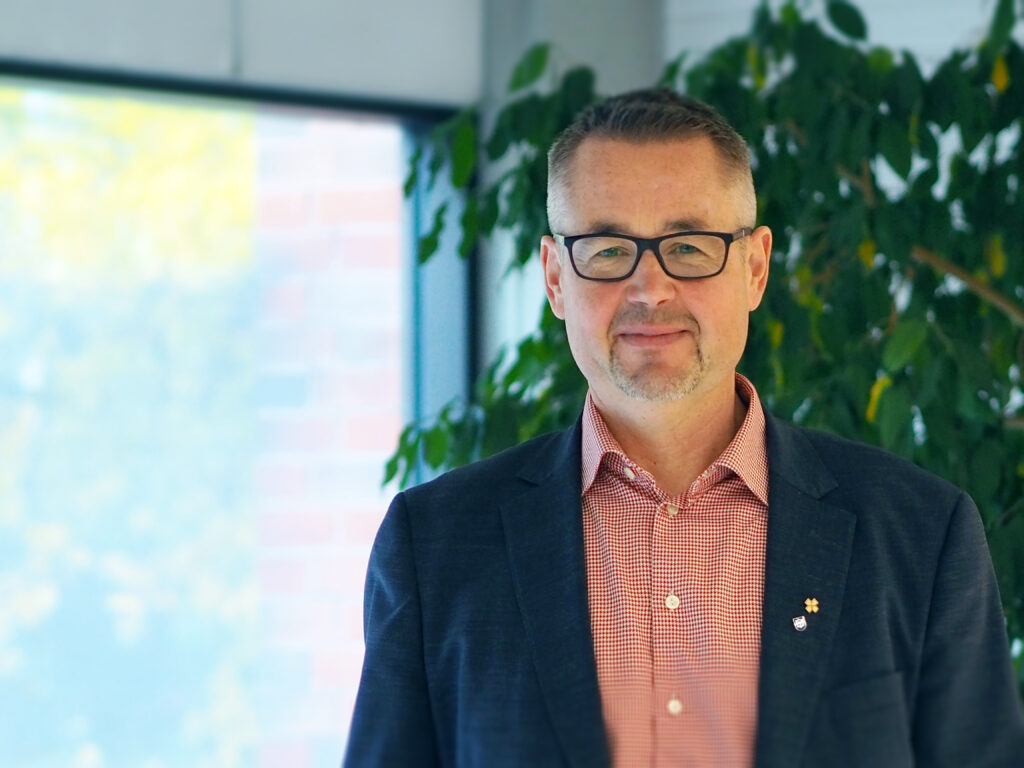 forssan kaupunginjohtaja, mies, silmälasit