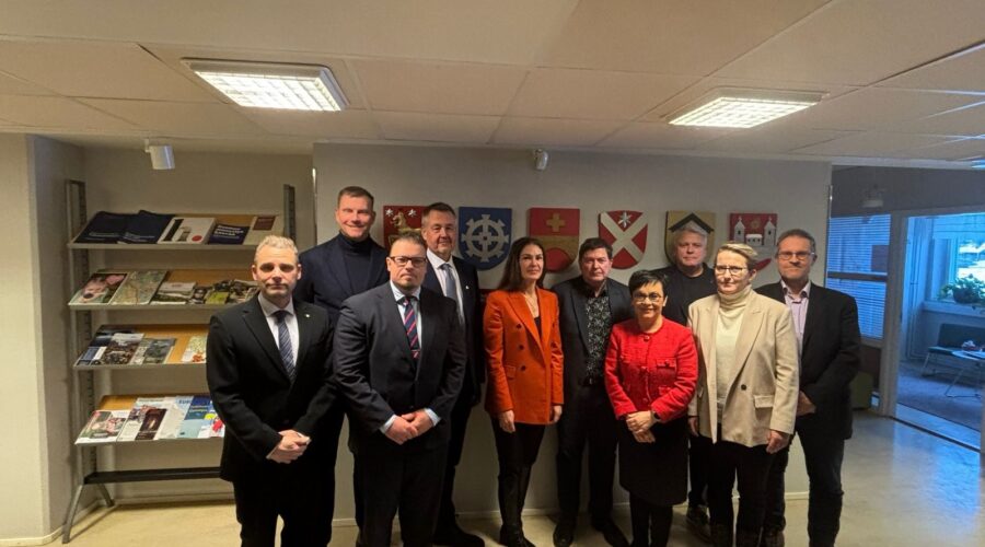 kanta-hämeen kuntajohtajia, hämeen liiton edustajia sekä liikenne- ja viestintäministeri Hämeen liitolla