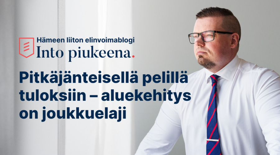 mies, maakuntajohtaja, katselee ikkunasta ulos